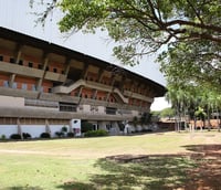 Entrada do campus da UNICAMP em Campinas SP, com árvores e circulação de pessoas