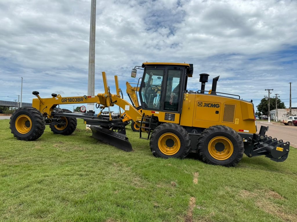 Motoniveladora em manutenção de via