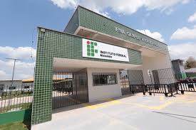 Entrada do campus do IFMA com totem institucional