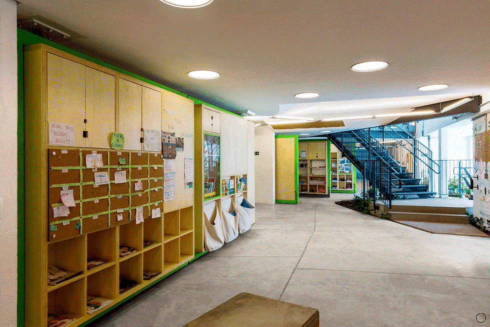 Sala de aula com carteiras alinhadas e iluminação natural, ambiente escolar brasileiro