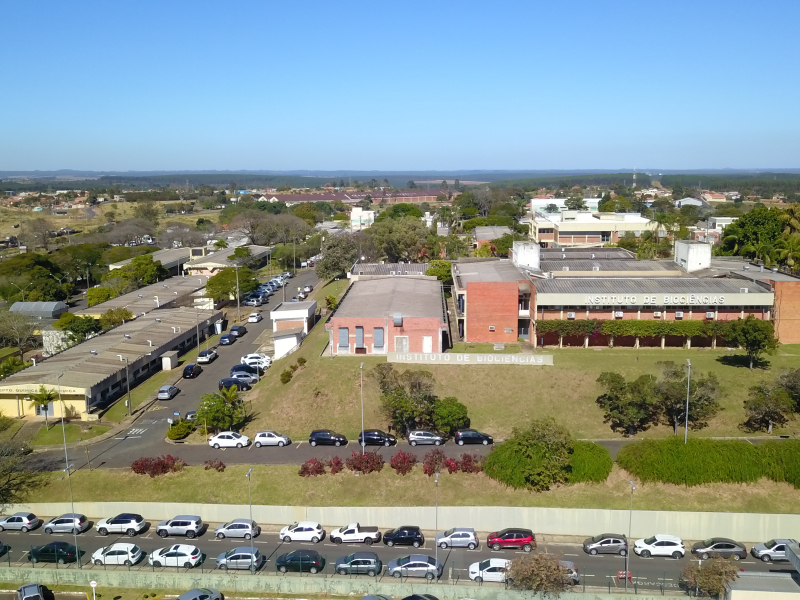 Vista aérea do campus da UNESP em Botucatu, com prédios do Instituto de Biociências