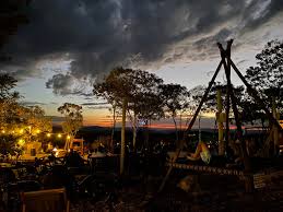 Paisagem urbana ao entardecer, ambiente acolhedor do interior de Goiás