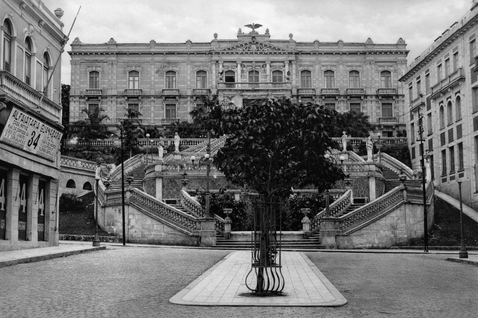 Fachada histórica do Colégio Pedro II no Rio de Janeiro ao entardecer