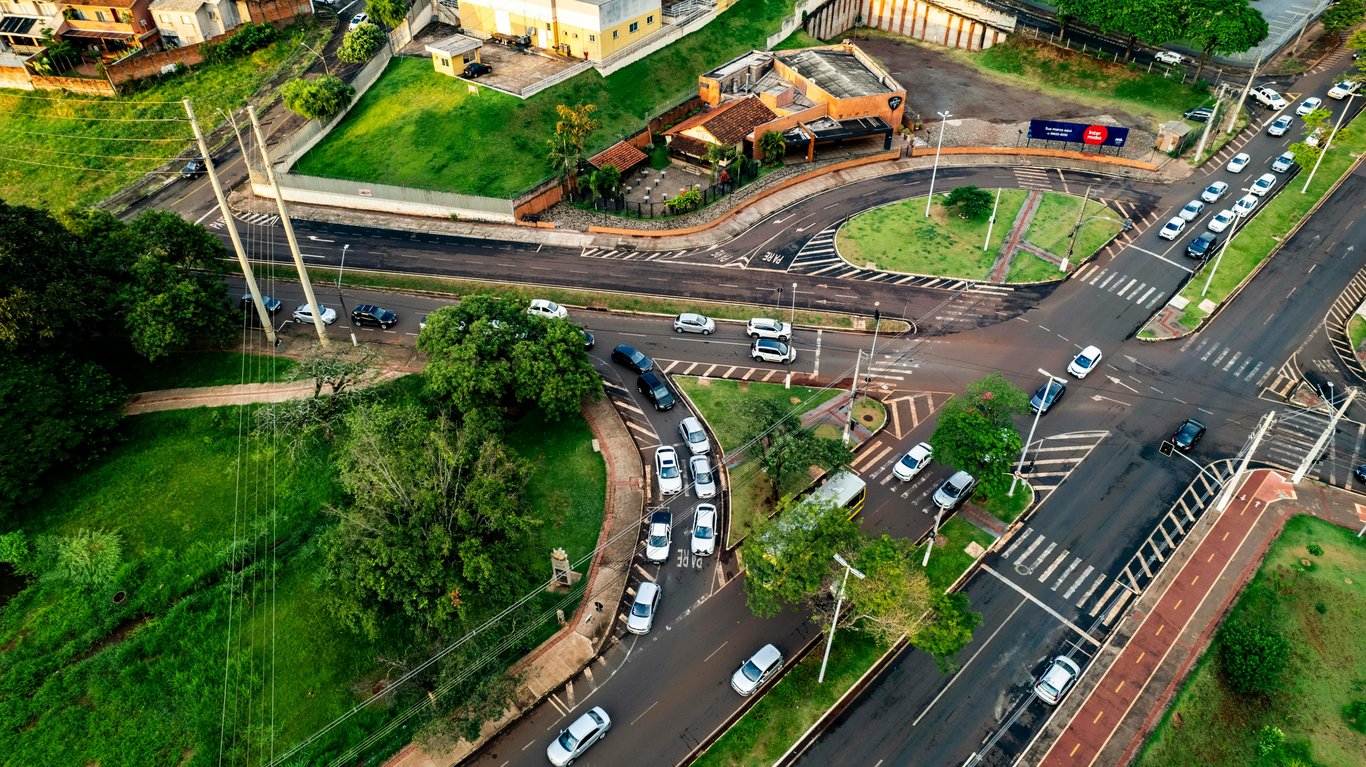 Vista aérea da região metropolitana de Londrina-Ibiporã, com vias e áreas verdes
