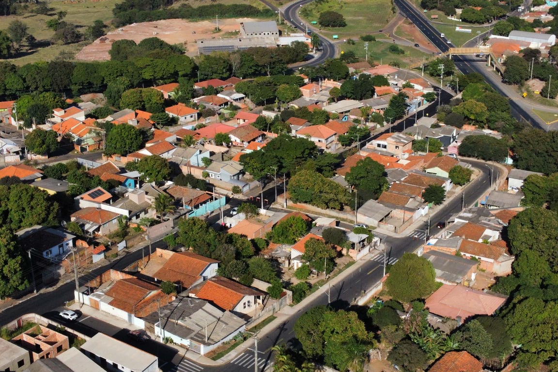 Vista urbana de Andirá PR com ruas arborizadas e casas em dia claro