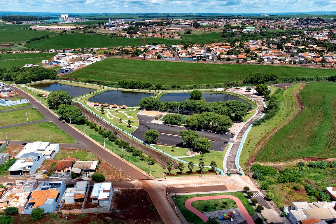 Vista aérea de Andirá PR, com áreas urbanas, praças e vegetação