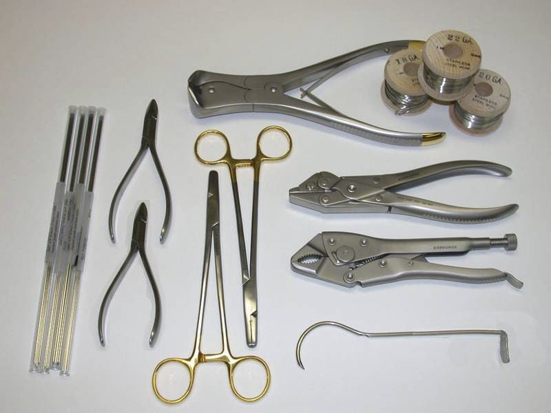 Instrumentos de cirurgia veterinária em bandeja estéril