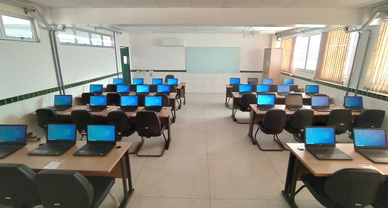 Ambiente educacional moderno, laboratórios e salas de aula
