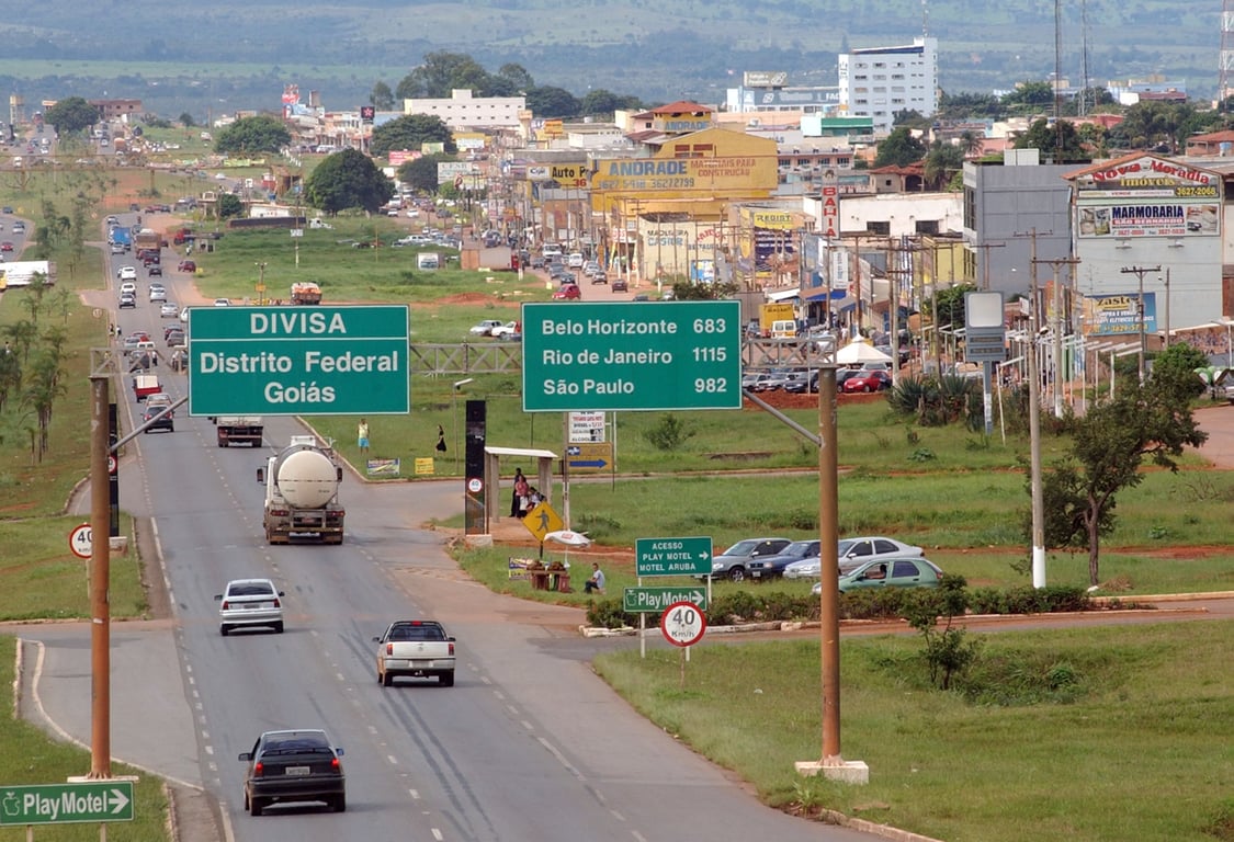 Paisagem urbana de Valparaíso de Goiás, com avenidas e horizonte em dia claro