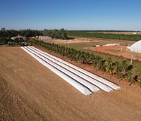 Lavouras e maquinário sob céu aberto, cenário típico do agronegócio mato-grossense.