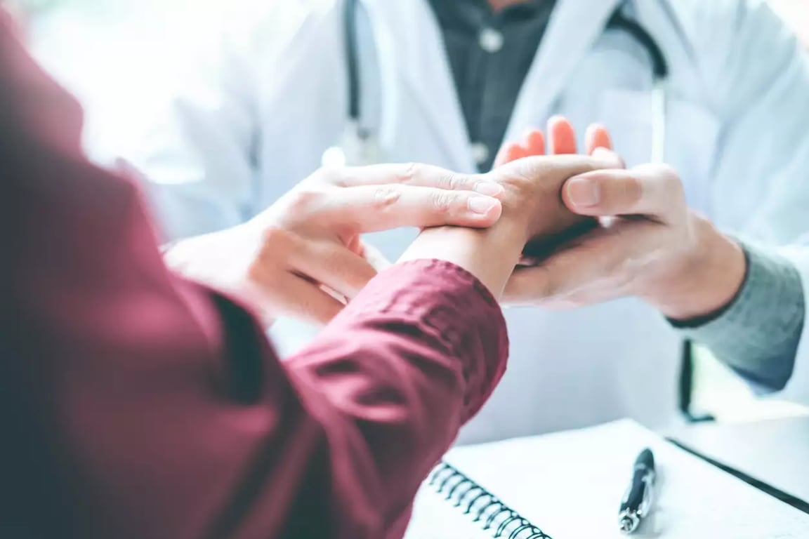 Médico examinando paciente em ambiente clínico moderno