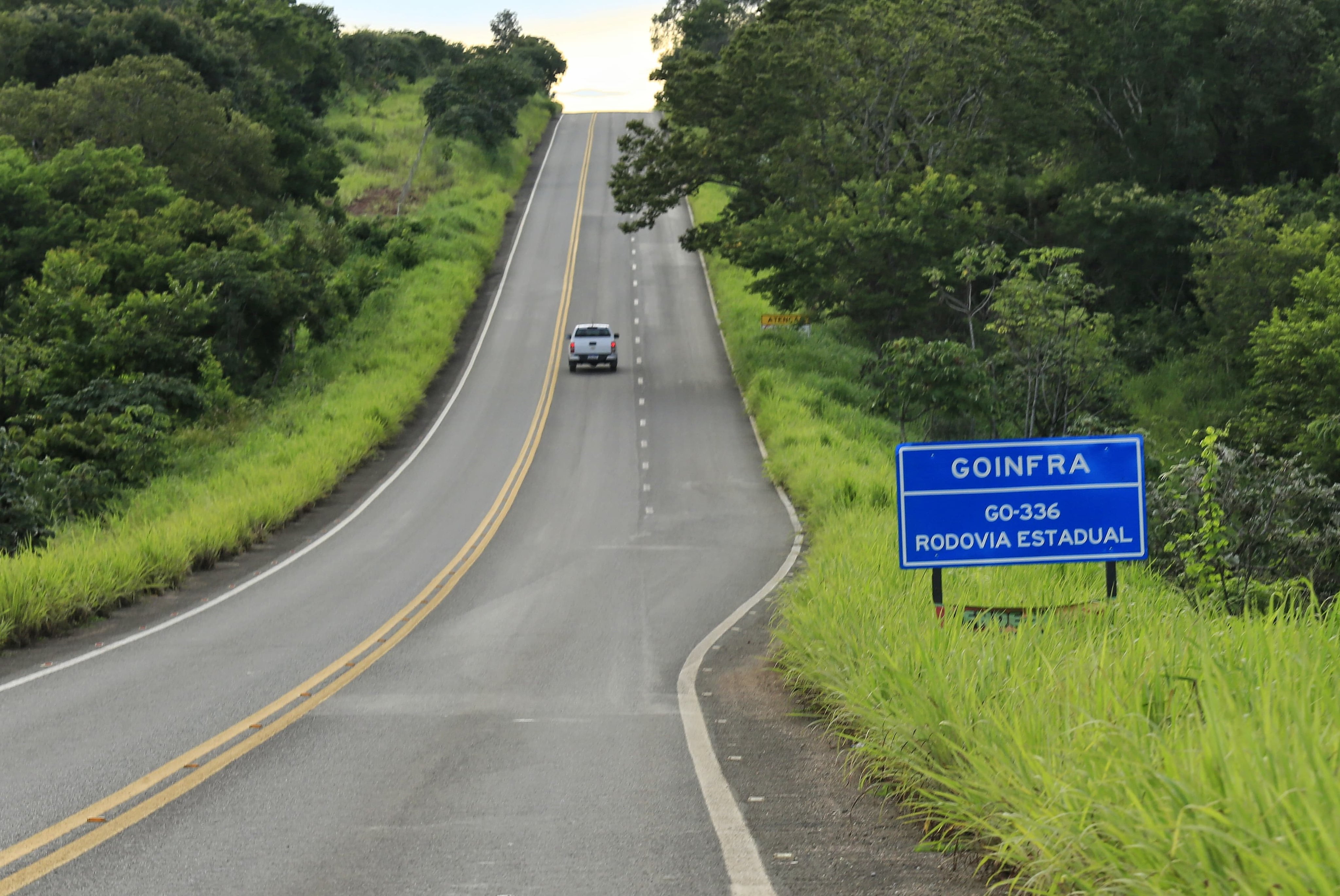 Rodovia estadual atravessando o Cerrado goiano; via de acesso típica aos municípios do interior do estado