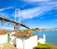 Ponte Hercílio Luz em Florianópolis, com a cidade ao fundo
