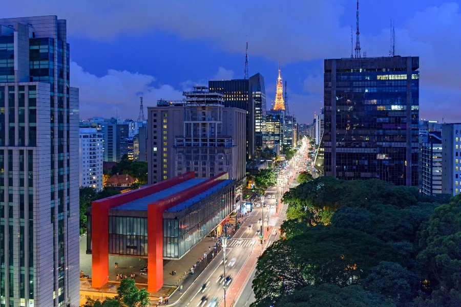 Vista aérea da Avenida Paulista, em São Paulo, no fim da tarde