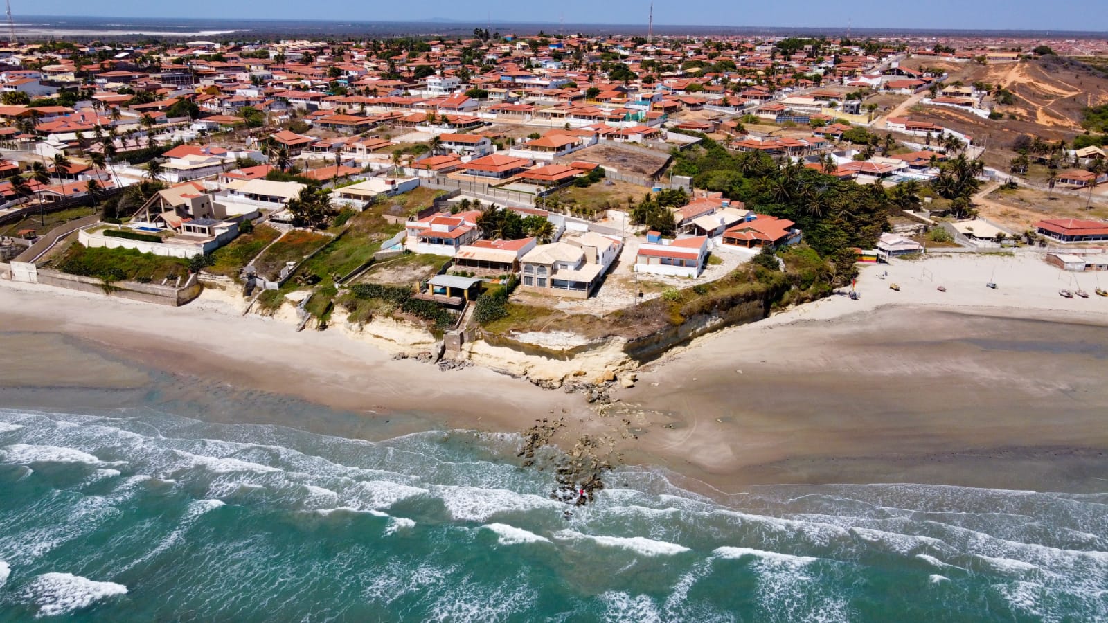 Vista aérea da Praia de Tibau RN, com mar azul e faixa de areia