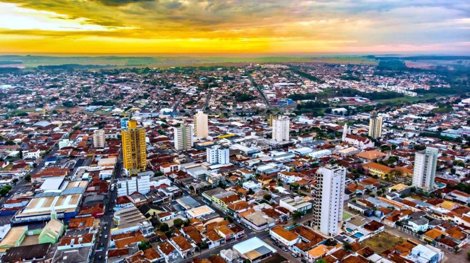 Vista aérea urbana de Lins (SP) ao entardecer