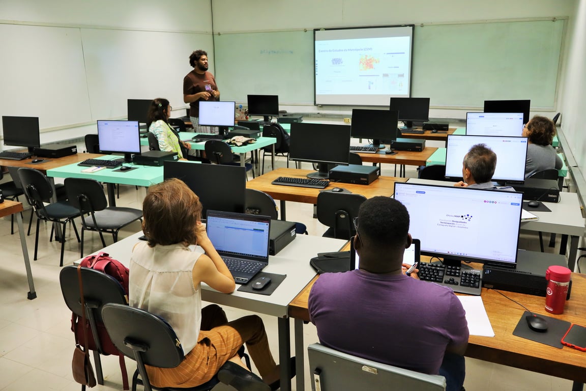 Sala de aula universitária com professor e estudantes em atividade, em ambiente acadêmico de saúde