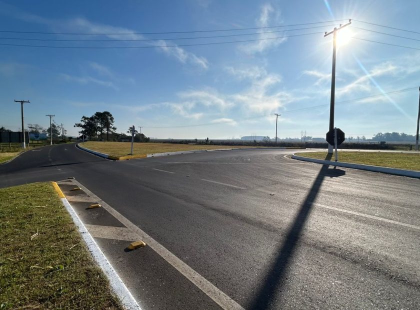 Via urbana de acesso em Palmares do Sul, com céu aberto