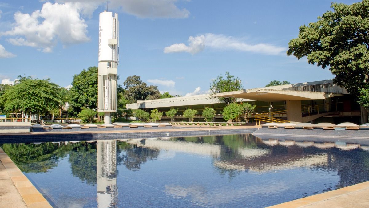 Campus da UNESP Araraquara, com fachada contemporânea e vegetação