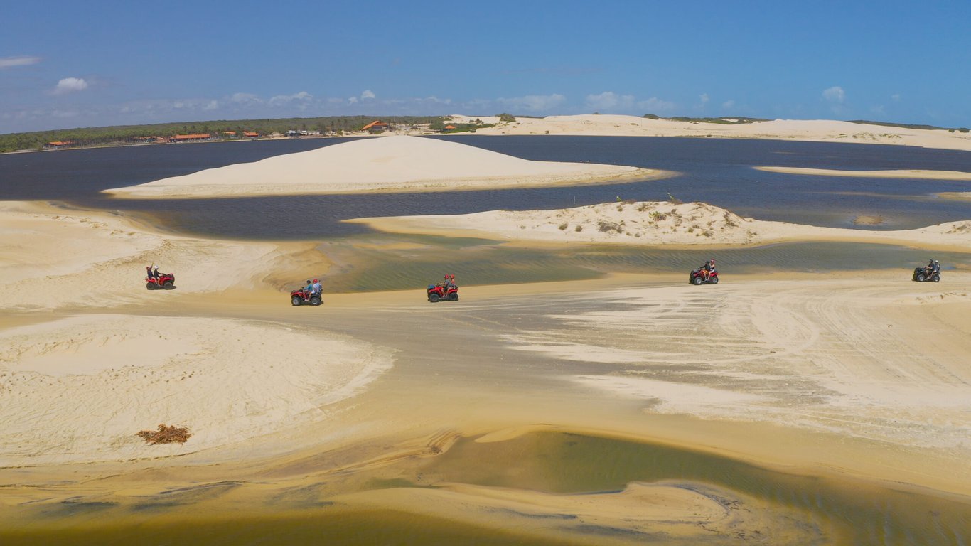 Delta do Parnaíba visto do alto, com bancos de areia e vegetação costeira sob céu claro
