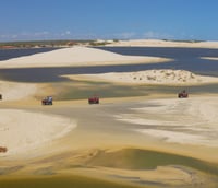 Vista aérea do Delta do Parnaíba, com bancos de areia e vegetação costeira sob céu claro