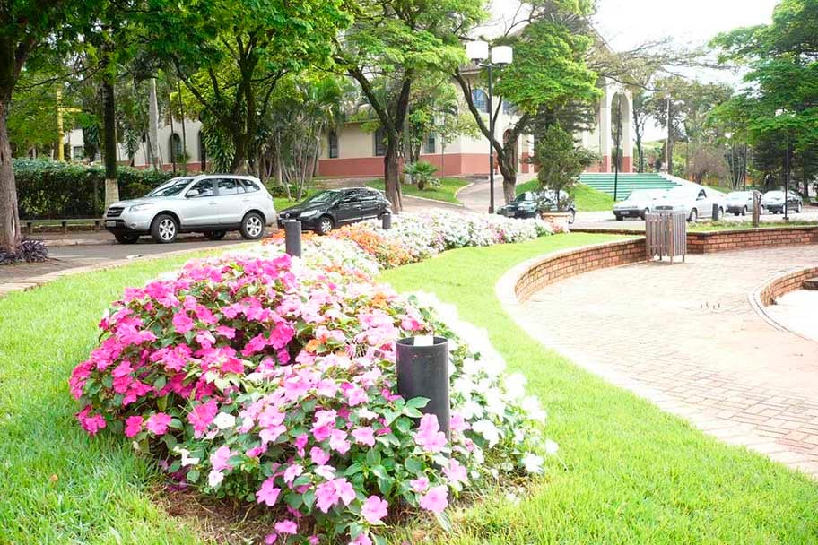 Praça urbana ensolarada em cidade do interior