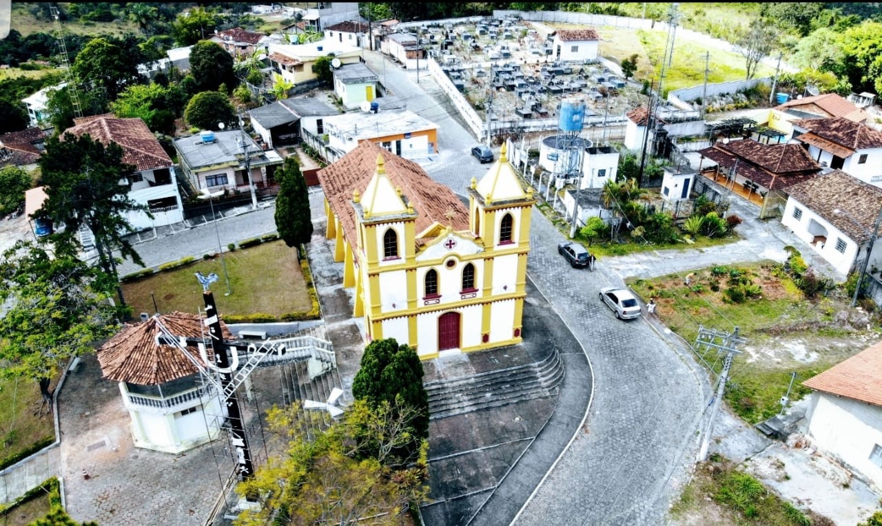 Vista aérea de Urucânia, com praça central e igreja ao fundo
