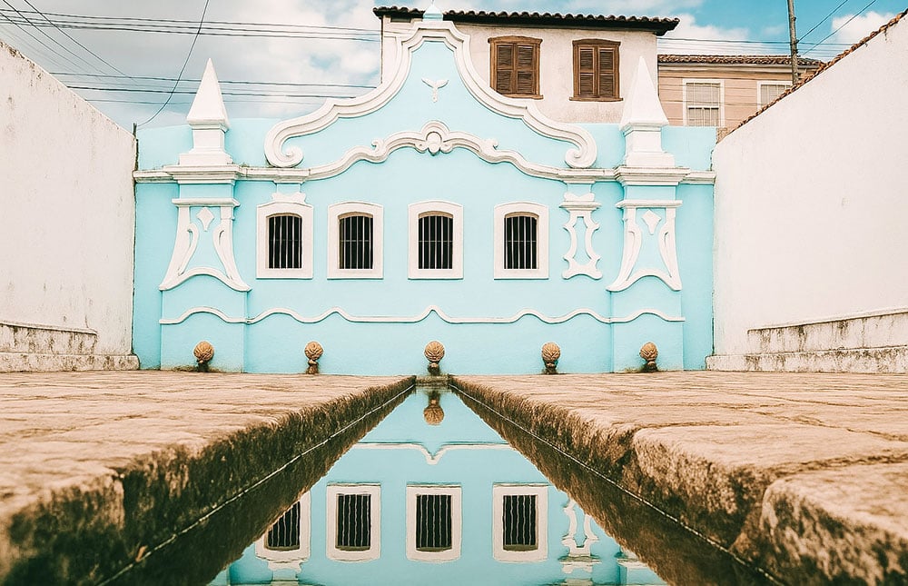 Edificação pública em cidade do interior do Maranhão, com reflexo na água
