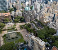 Cenário urbano de Iracemápolis SP com praça e igreja em dia ensolarado.
