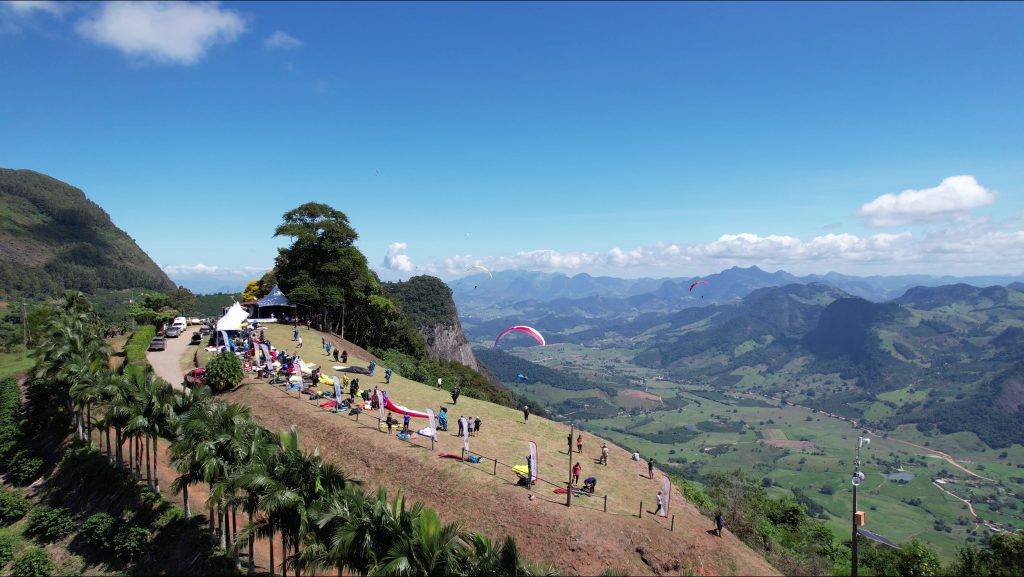 Vista aérea de Castelo ES, com montanhas ao fundo