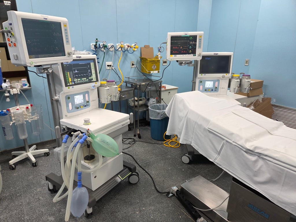 Ambiente hospitalar técnico, com equipamentos