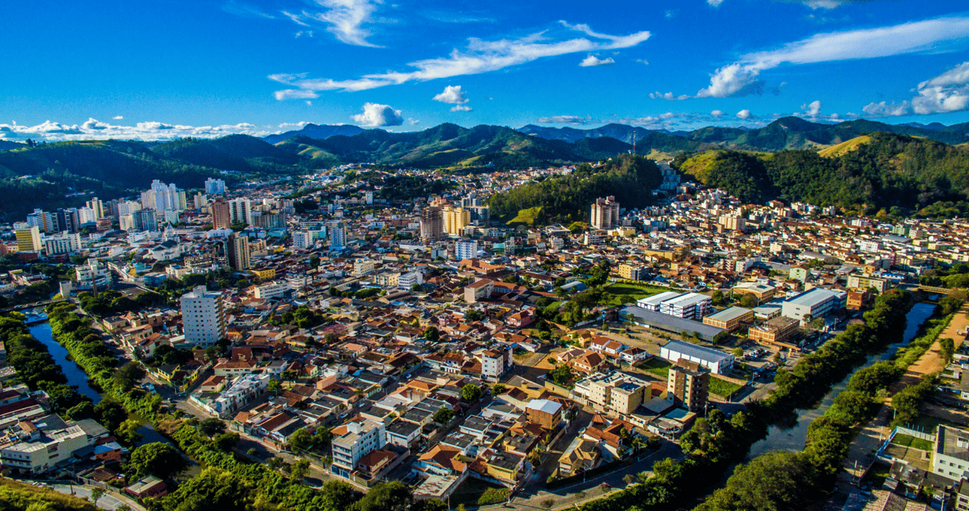 Paisagem urbana de Itajubá com a Serra da Mantiqueira ao fundo
