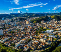Paisagem urbana de Itajubá com a Serra da Mantiqueira ao fundo