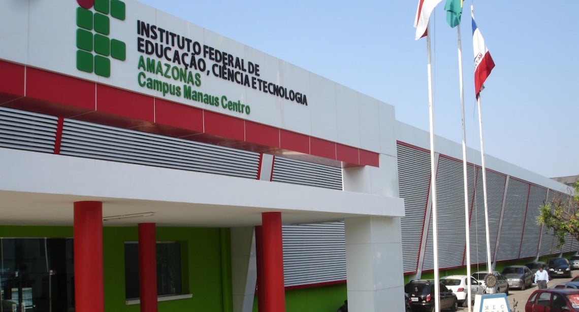 Fachada de campus de Instituto Federal com bandeiras, imagem ilustrativa da Rede Federal na Amazônia