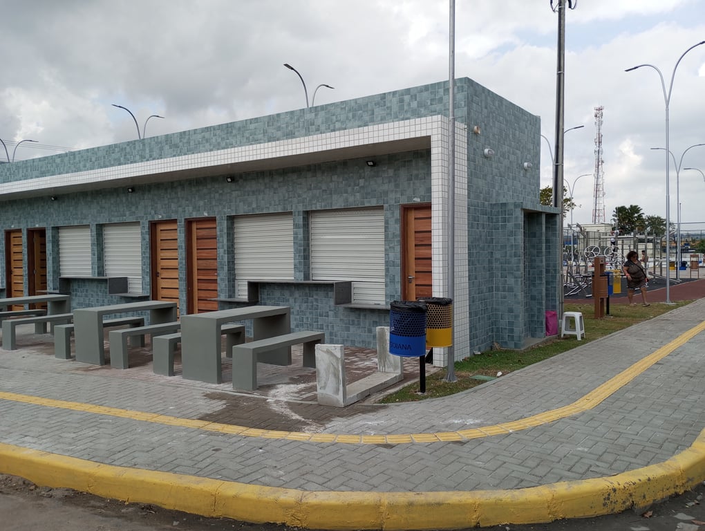 Cena urbana típica de cidade do interior brasileiro, com área externa, pessoas e vegetação — imagem ilustrativa do contexto municipal