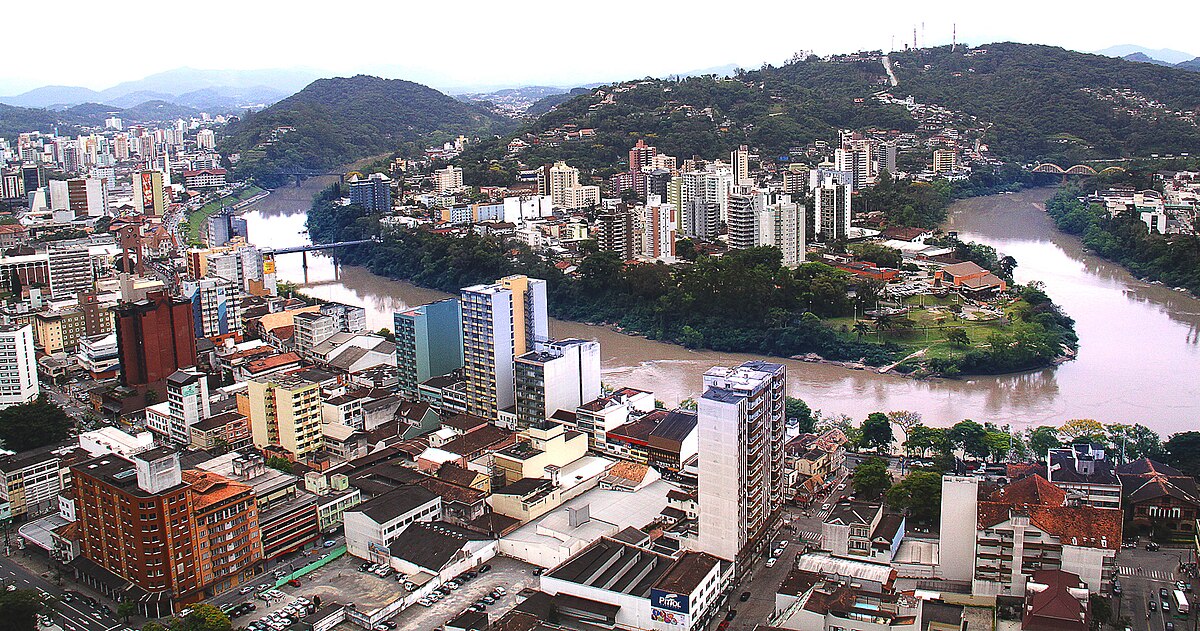 Vista aérea de Blumenau SC com o rio Itajaí-Açu e o centro da cidade ao entardecer