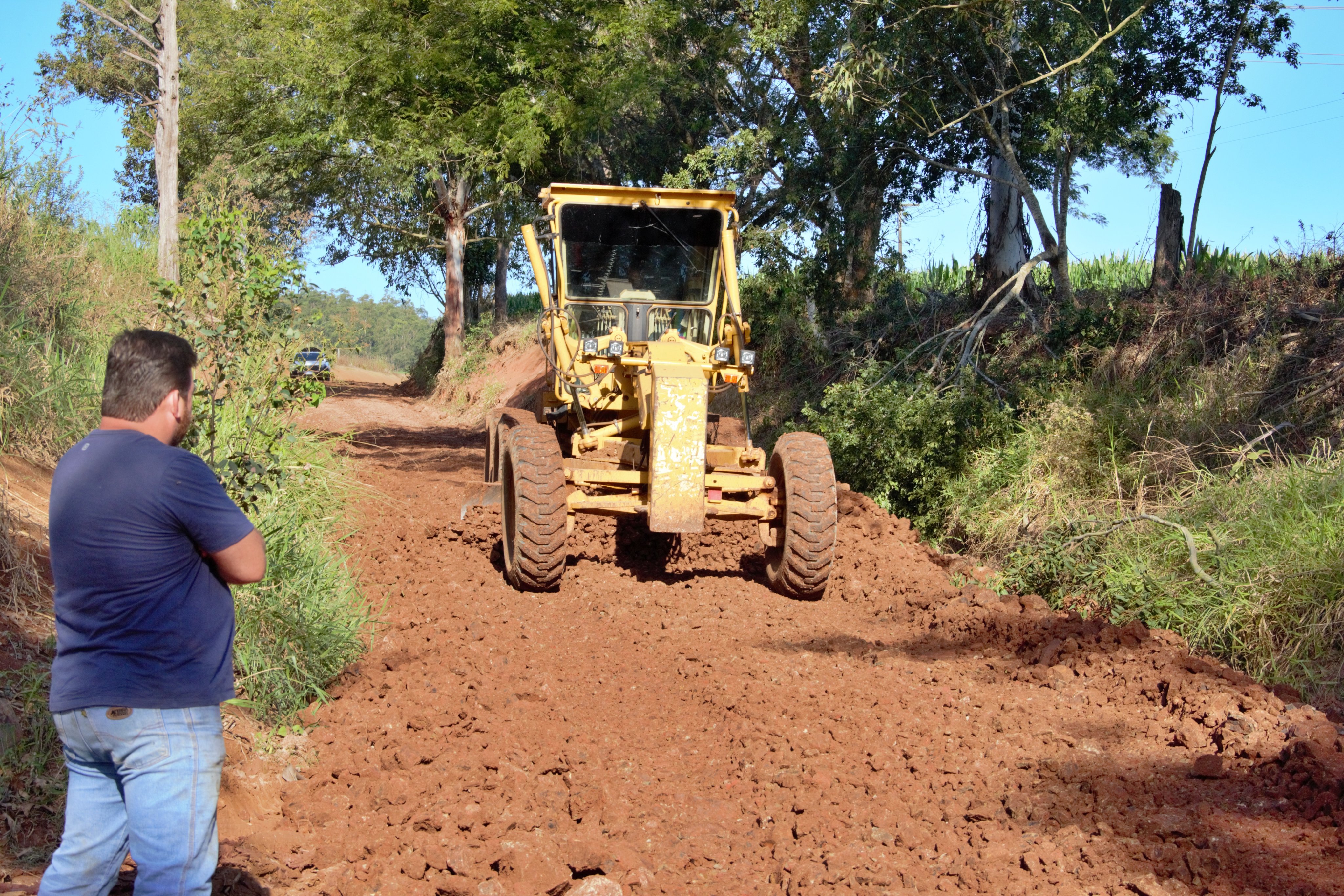 Motoniveladora trabalhando em estrada vicinal de terra, em área rural