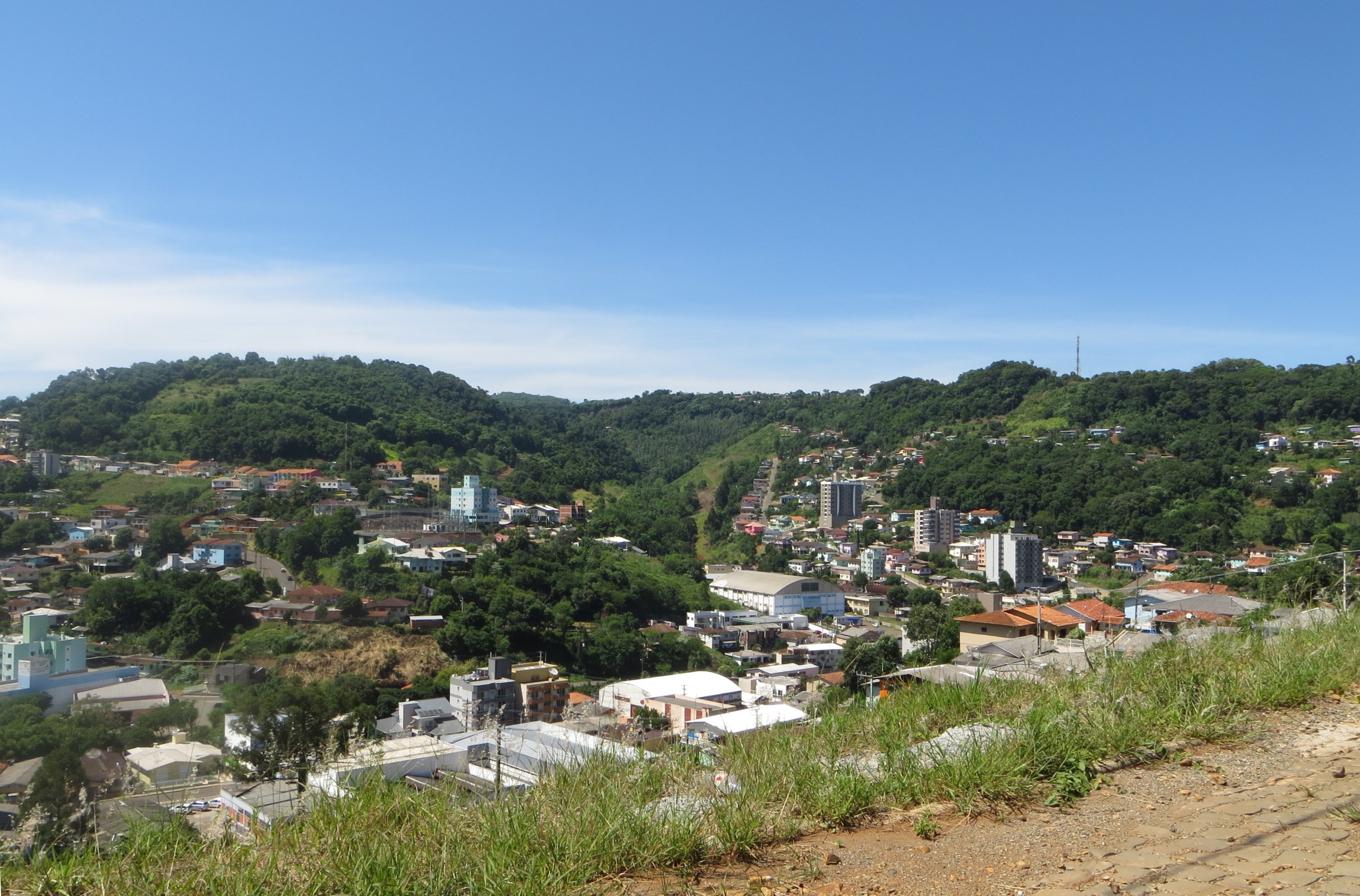 Vista aérea de Herval d’Oeste e Joaçaba ao longo do Rio do Peixe, ao entardecer