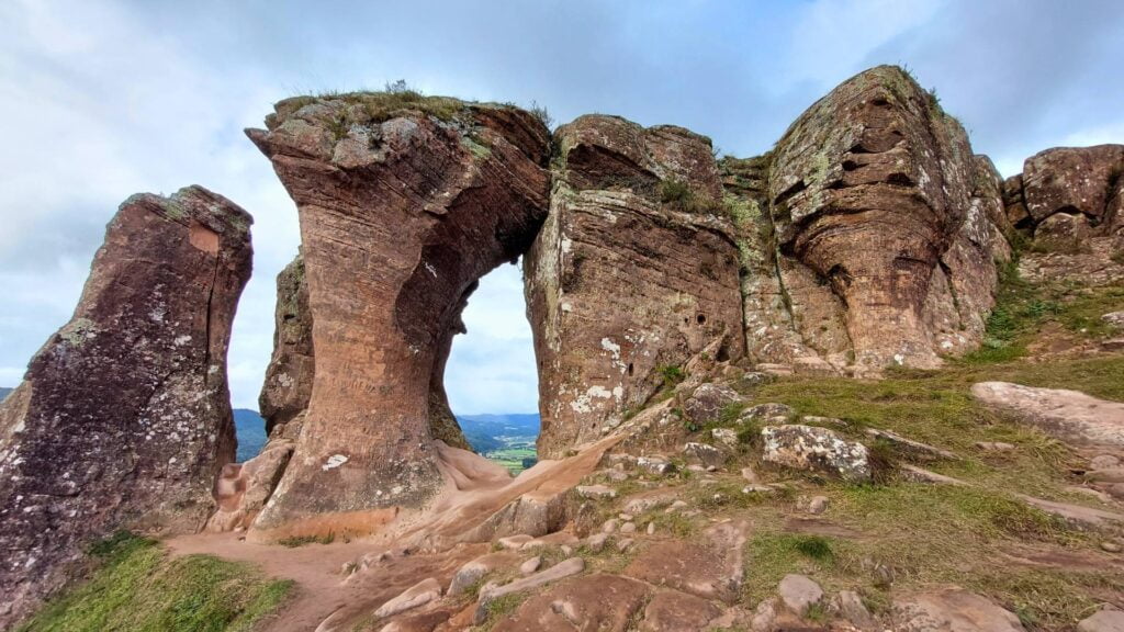 Serra Catarinense com formações rochosas e vegetação de campo de altitude