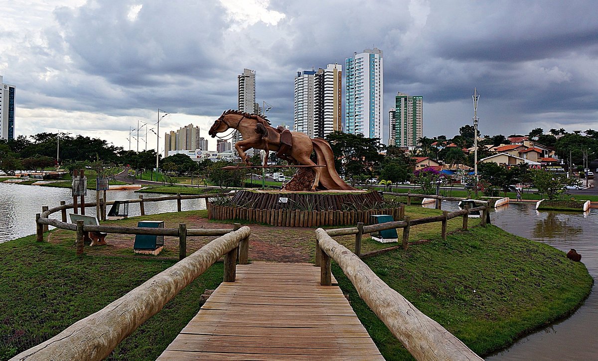 Praça urbana no interior de Mato Grosso do Sul