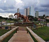 Praça urbana em cidade do interior de Mato Grosso do Sul.
