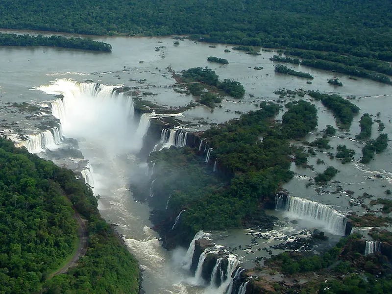 Vista aérea das Cataratas do Iguaçu, com vegetação densa ao redor