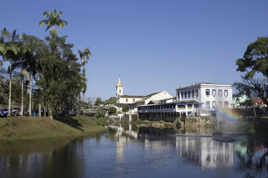 Centro histórico de Morretes PR, às margens do Rio Nhundiaquara, com a Serra do Mar ao fundo