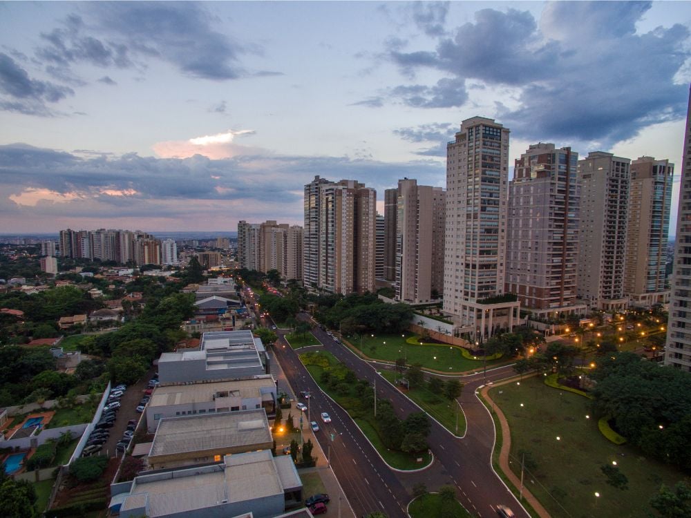 Vista aérea de Ribeirão Preto, com prédios e áreas verdes