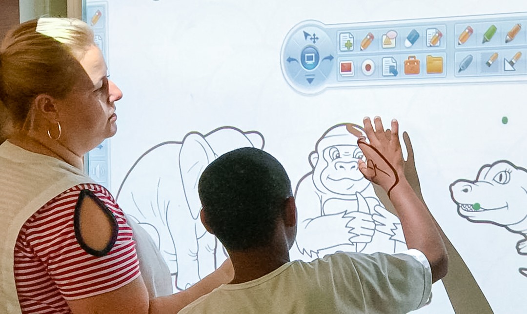 Ambiente educacional com tecnologia e interação em sala de aula