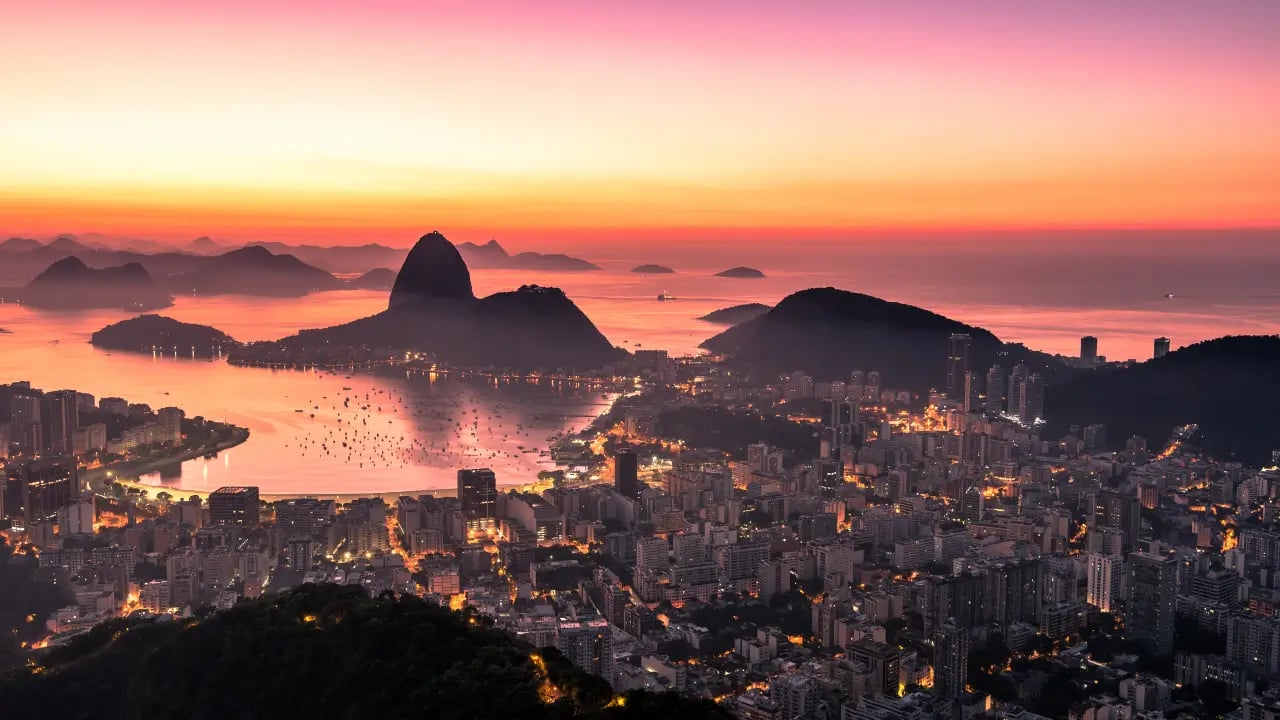 Vista do Rio de Janeiro com o Pão de Açúcar ao entardecer
