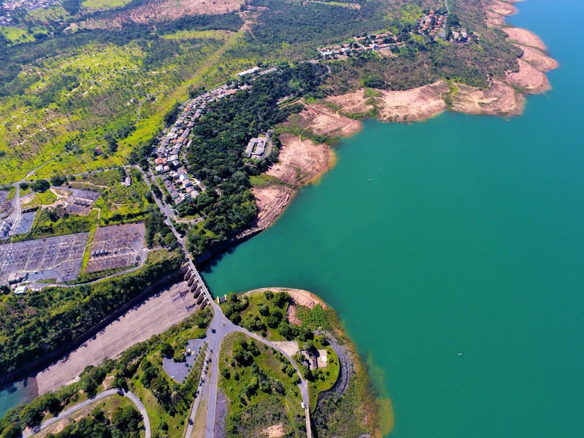 Vista aérea do Lago de Três Marias e sua barragem