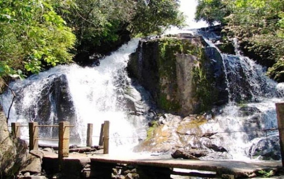 Vista urbana de Pilar do Sul, com praça central e áreas verdes