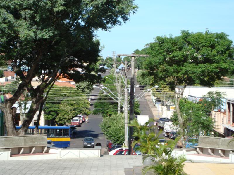 Vista aérea de Rancharia (SP), no Oeste Paulista, com avenida arborizada ao entardecer