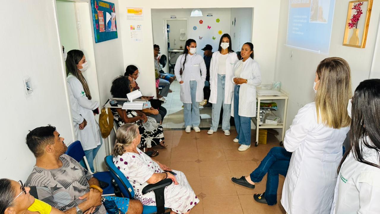 Atendimento em unidade pública de saúde, com profissionais em ação